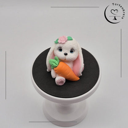 Hase mit Möhre
